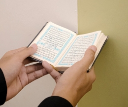 Jujur saja, kita masih sering menganggap remeh aktivitas membaca Al-Quran (unsplahs.com/Masjid Pogung Dalangan)