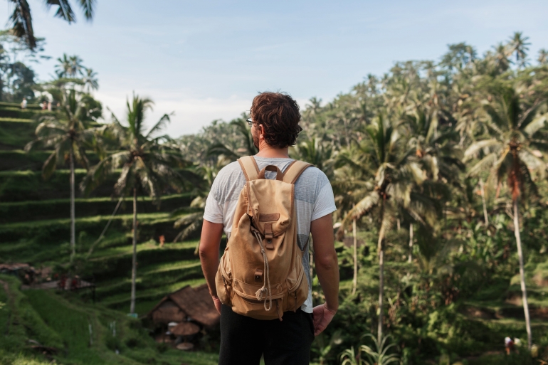 back-view-man-explorer-with-travel-backpack-enjoying-natural-environment-green-rise-plantation-during-trip-bali (Dok. Frepik.com)