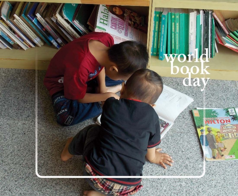 Anak-anak bisa belajar sambil bermain ketika membaca buku. (Foto: dok. pri)