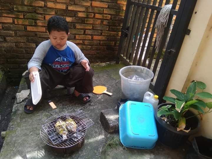 Bakar ikan, aktivitas memasak yang disukai keponakan saya. (Foto : Elvidayanty)