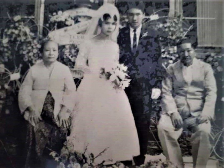 foto pernikahan kami 1 januari 1965 diapit ayah dan ibu saya /dokumentasi pribadi