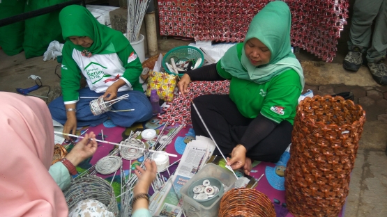 Membuat keranjang dari lintingan kertas koran berkas. Lokasi di KBA Rawajati (dok.windhu)