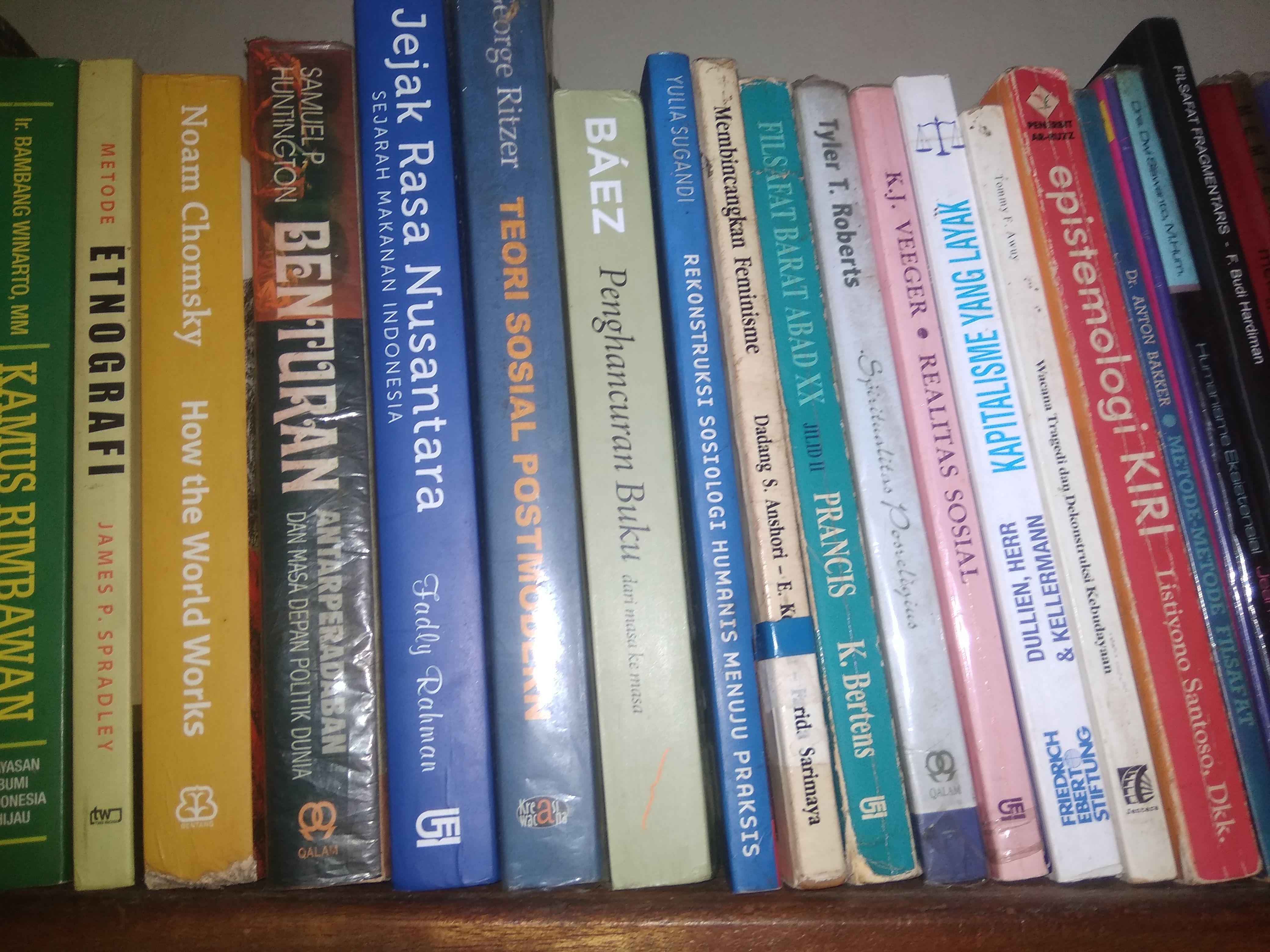 Koleksi buku-buku pribadi. (Foto : Elvidayanty)