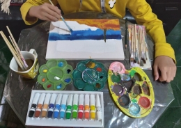 Kanvas dan cat air dipilih Teteh untuk melukis. (Dokpri)