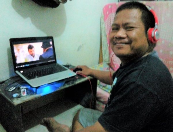 Menonton film Dratur di rumah saja melalui perangkat laptop (Sumber: dokumen pribadi)