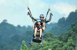 Paralayang Bukit Gantole. (Bogor-kita)