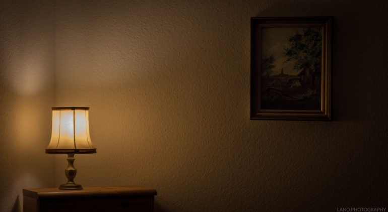 ilustrasi tidur dengan lampu menyala (Pexels)
