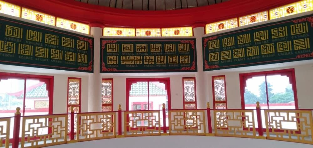 Bagian dalam Masjid Babah Alun Desari | Foto : Dok. Indah Mauludina