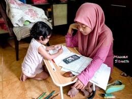 Meluangkan waktu untuk menemani anak belajar di rumah juga salah satu aktivitas Ramadan yang berpahala (Dokumentasi Mawan Sidarta) 