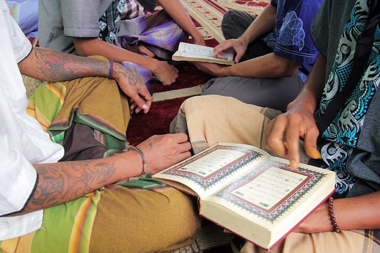 Tadarus Al Qur'an Membuat Ramadhan Lebih Berkmakna - Sumber : kompas.com