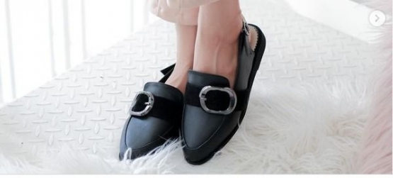 Sepatu sandal lokal dari The Things Corner. (instagram/thethingscorner)