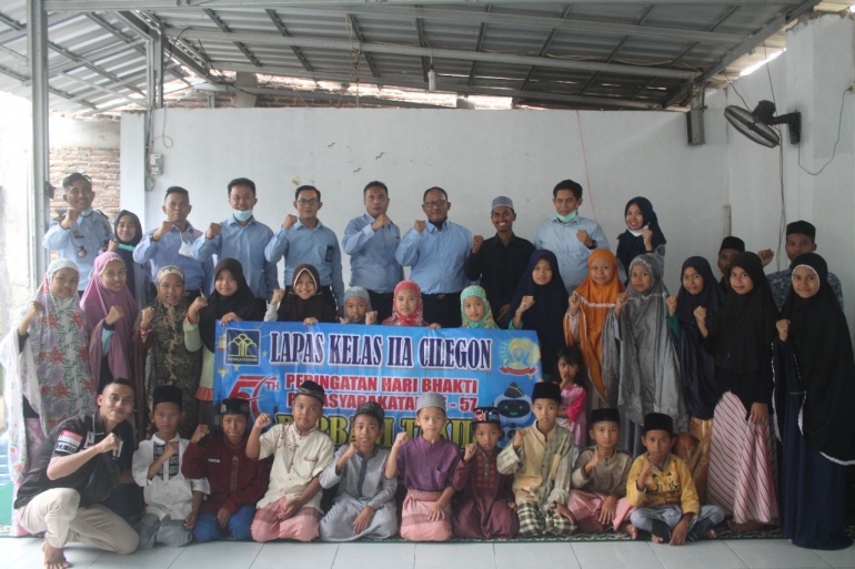 Petugas Lapas Cilegon berfoto bersama anak yatim piatu Yayasan Rumah Quran Nurul Hikmah / dokpri