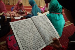 ilustrasi orang membaca Al Qur'an di masjid - kompas.com