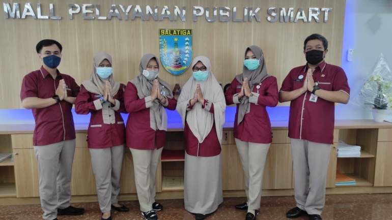 rekan-rekan yang melayani di helpdesk MPP Smart Kota Salatiga / Dok.Pri (Rio Pambudi)