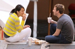 Mark Zuckerberg sedang nongkrong bersama sang istri dengan menggunakan baju kaos kesayangannya | Sumber: therichest.com