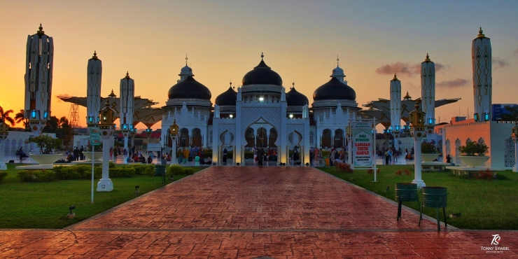 Pesona masjid ketika jelang matahari terbenam. Sumber: koleksi pribadi