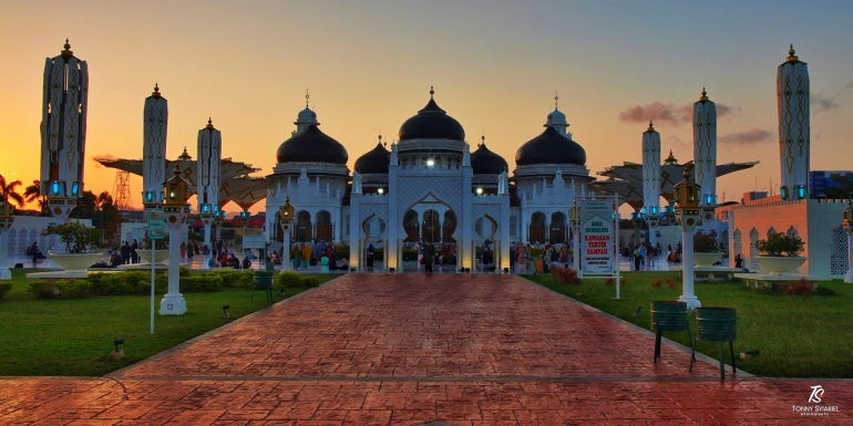 Pesona masjid ketika jelang matahari terbenam. Sumber: koleksi pribadi