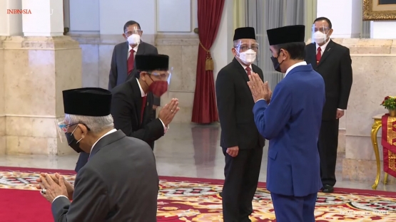 Presiden Jokowi dan Wapres Maaruf Amin mengucapkan selamat kepada jajaran menteri baru (28/04) [BPMI Setpres]