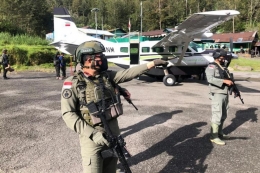 Personel Satgas Nemangkawi tengah melakukan pengamanan di Lapangan Terbang Beoga, Puncak, Papua, Kamis (15/4/2021). (Dok Humas Satgas Nemangkawi via kompas.com)