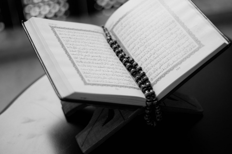 ilustrasi kitab suci Al-Quran | photo by Abdulmeik Aldawsaei from pexels