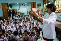 Proses mengajar siswa sekolah dasar. (kompas)