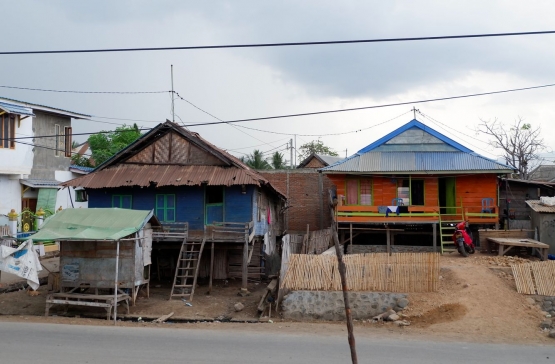 Rumah panggung yang saya singgahi di dekat Pelabuhan Sape (Dokpri)