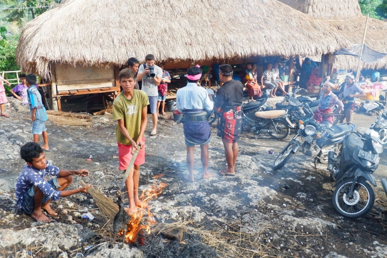 Persiapan perayaan dengan membakar ayam di Kampung Adat Tarung (Dokpri)