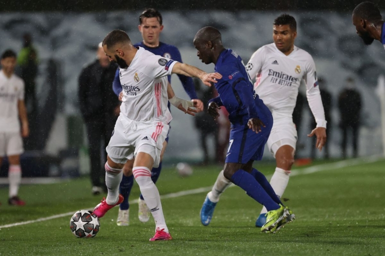 Gelandang Chelsea, N'Golo Kante tampil mendominasi lini tengah Real Madrid. Chelsea bermain imbang 1-1 di markas Madrid pada leg pertama semifinal Liga Champions, Rabu (28/4) dini hari tadi/Foto: https://www.si.com/