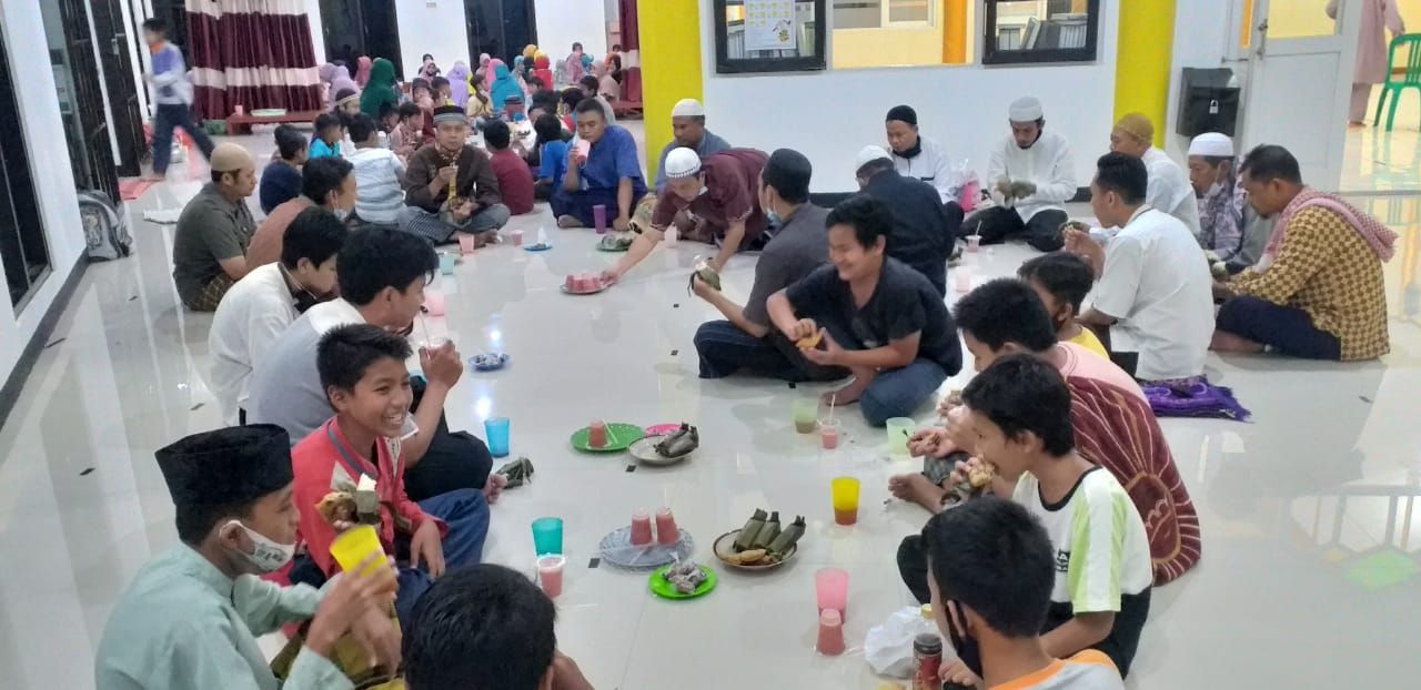 Buka puasa bersama. Dok pri