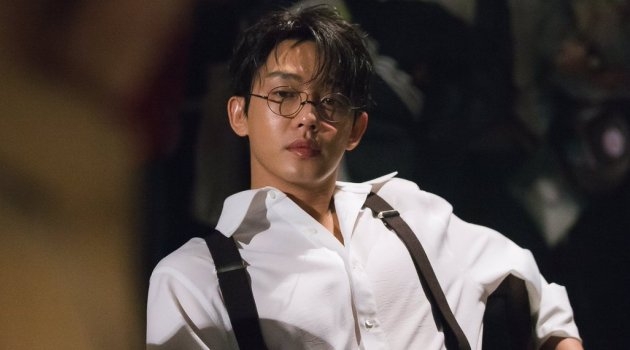 Yoo Ah In berperan sebagai pangeran Sado di film the Throne (tvN)