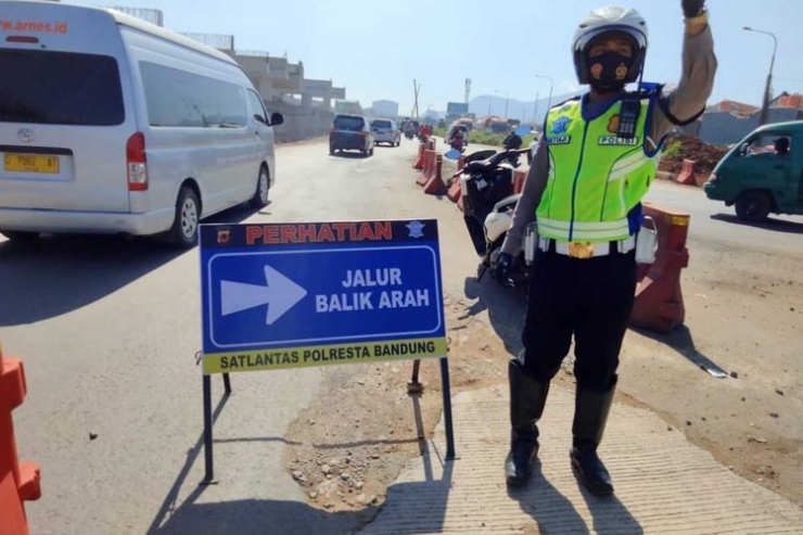 Petugas mencoba menghalau pengendara dari luar Kota Bandung yang tidak dapat menunjukan hasil swab antigen, larangan mudik 2021 dan larangan mudik lebaran 2021.(Foto Humas Polresta Bandung) 