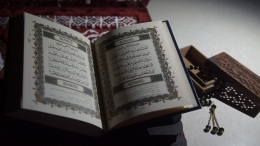 Al-Quran adalah tuntunan bagi umat manusia, sekaligus bacaan yang Mahasempurna (ilustrasi: unsplash.com/Ayeesha Firdaus)