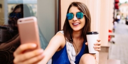 Ilustrasi orang yang sedang selfie, caper di media sosial. Sumber: Shutterstock via Kompas.com