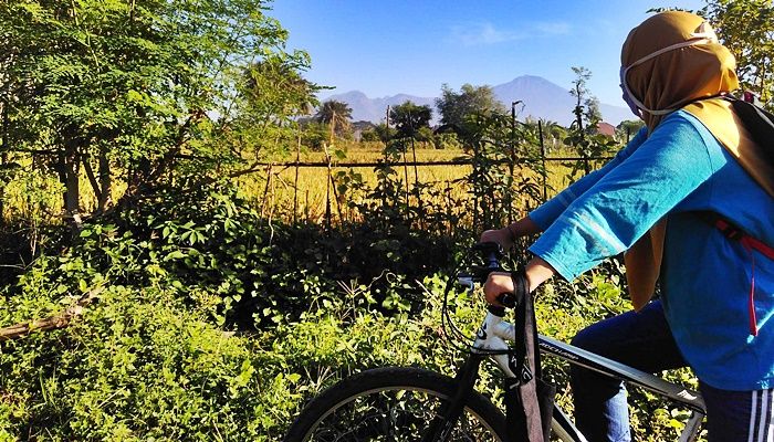 Bersepeda nyambi antar anak sekolah dan menengok Gunung Rinjani setiap pagi. Semangat jaga sehat! Dokpri