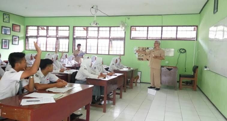 Suasana kelas (foto dari sman2pacitan.sch.id)