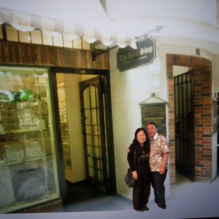 berfto didepan toko dalam bangunan London Court (dok pribadi)