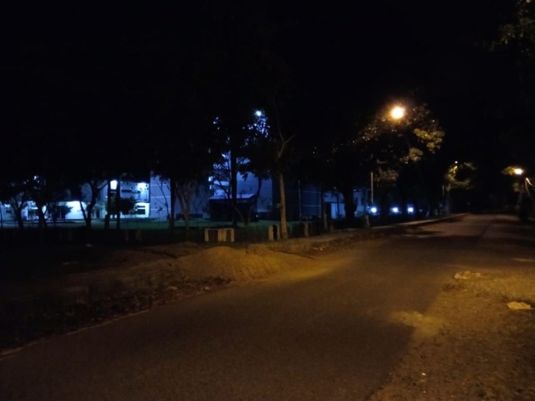 Suasana kampus yang lengang di malam hari dengan semerbak harum bunga Tanjung dari pedestrian (Dokumentasi Pribadi).