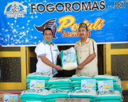 Anggota DPRD Kabupaten Sambas, Yakob Pujana (kiri) menyerahkan bantuan sembako berupa beras dan minyak goreng dari Fogoromas-Jakarta kepada Pangeran Tarhan (kanan), di Kesultanan, Sambas, Kamis (29/4/2021)/Foto:dok.Fogoromas-Jakarta