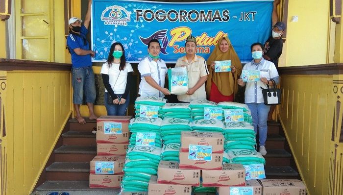 Forum Gotong Royong Masyarakat Sambas (Fogoromas) Jakarta memberikan bantuan beras dan minyak goreng untuk masyarakat tidak mampu menjelang Idul Fitri 1442/dok. Fogoromas-Jakarta
