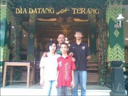 Foto keluarga tahun 2010 di Ganjuran, Yogyakarta - Sumber: Facebook.com/Rafael Harmono (Bapak saya) 