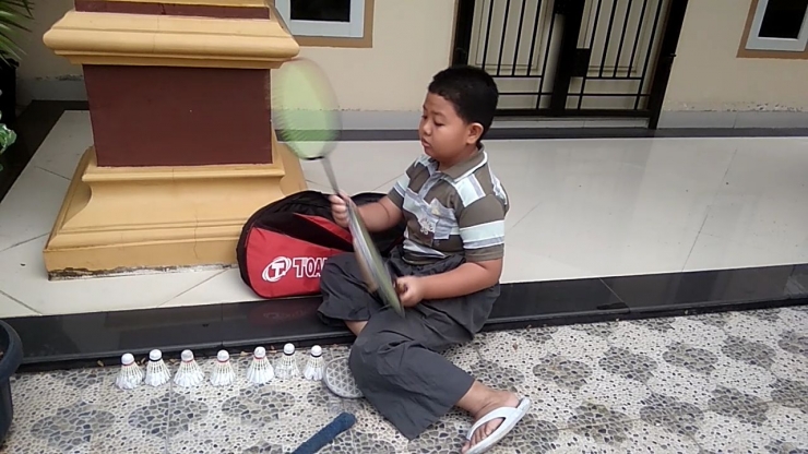 Keponakan saya menyiapkan perlengkapan bermain bulu tangkis. (Foto: Elvidayanty)