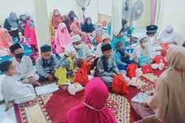 Buka puasa bersama anak yatim di Yayasan Fathul Qorib Jakarta di Jalan Warakas III Gg.6 Tanjung Priok, Jakarta Utara, Jumat (30/4/2021)/Foto:dok.pri