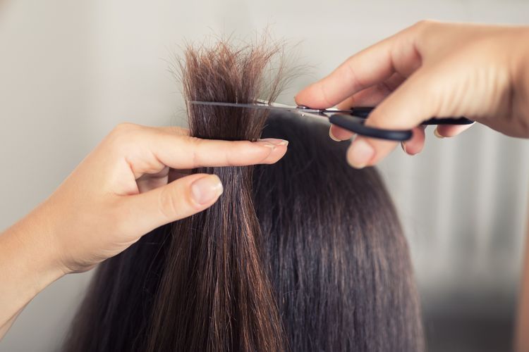 Menggunting ujung rambut sebaga upaya merawat rambut rusak. (kompas)