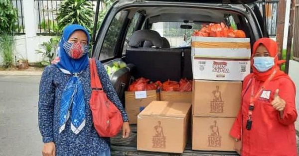 Pemred Media Sudut Pandang Umi Sjarifah (kanan) bersama tim sosial siap menyalurkan makanan dan minuman buka puasa/Foto:dok.pri