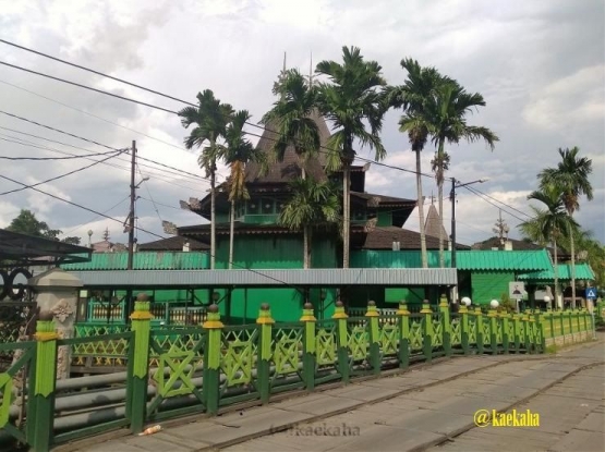 Jembatan Kayu Tua Belakang Masjid Sultan | @kaekaha