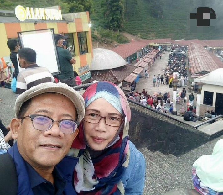 Latar belakang kawasan parkir, kuliner dan oleh-oleh di bagian bawah masjid At-Ta'awun (dok: pribadi)