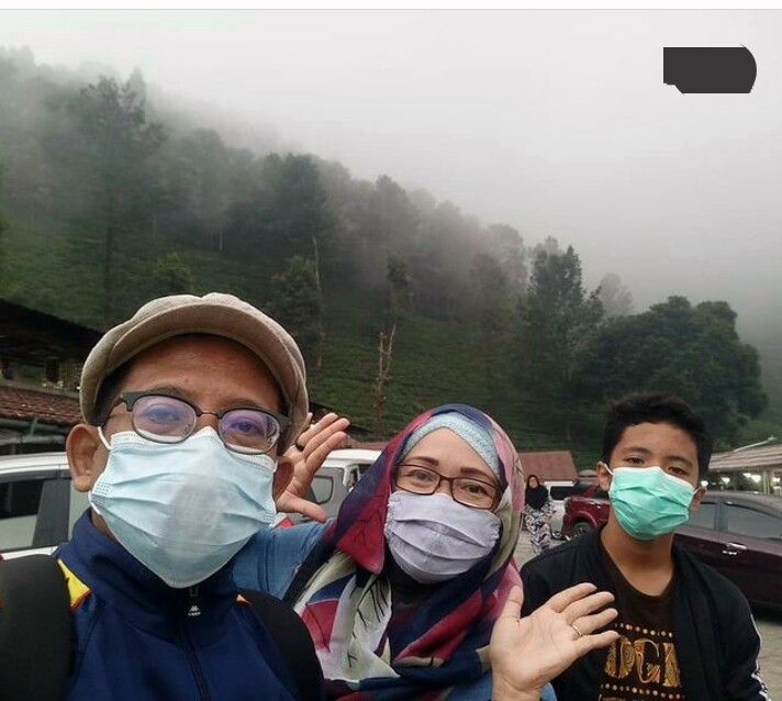 Menikmati kabut yang mulai turun di kawasan At-Ta'awun (dok: pribadi)