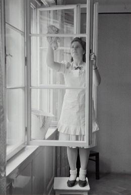 Seorang perempuan tengah membersihkan kaca jendela. (Sumber Unsplash.com/Foto oleh Austrian National Library)