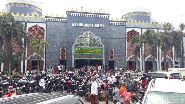 Suasana salat Jumat di Masjid Agung Brebes, Jumat (20/3/2020). (Foto: Imam Suripto/detikcom)
