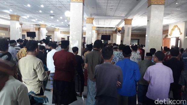 Suasana salat Jumat di Masjid Agung Brebes, Jumat (20/3/2020). Foto: Imam Suripto/detikcom